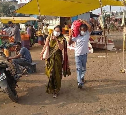 The simplicity of the dabang officer sunil Kendrakar; Photos of him shopping with his wife went viral on social media | दबंग अधिकारी केंद्रेकरांचा साधेपणा; पत्नीसह बाजार करतानाचे फोटो सोशल मीडियात व्हायरल