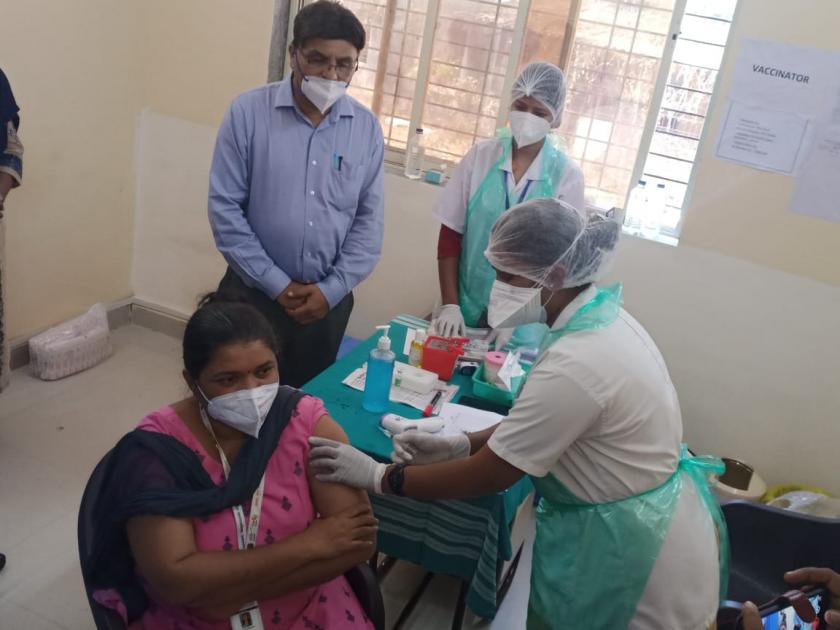 Corona vaccination: Vaccination started in Ulhasnagar, first round of vaccination to Pournima Kharat | Corona vaccination: उल्हासनगरात लसीकरणास प्रारंभ, लसीचा पहिला मान पौर्णिमा खरात यांना