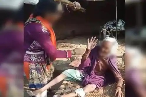 Elderly mother-in-law screaming for help, daughter in law beat her | 'ती' आकांताने मदतीसाठी ओरडत राहिली, निर्दयी सून अमानुषपणे सासूला झाडूने झोडत होती 