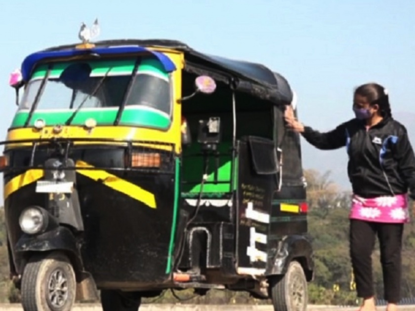 21 year old female started driving auto rickshaw after father job in jammu kashmir | शाब्बास पोरी! कोरोनामुळे वडिलांची नोकरी गेली; लेकीने रिक्षा चालवून साथ दिली; कुटुंबाची जबाबदारी घेतली