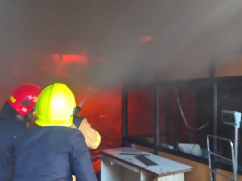 A huge fire broke out at a biosense company in Thane, and all employees were evacuated | ठाण्यातील बायोसेंस कंपनीला भीषण आग, सर्व कर्मचाऱ्यांना सुखरूप काढले बाहेर 