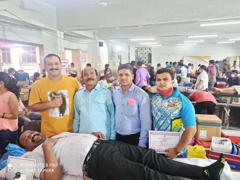 The huge response of the youth to the blood donation camp in Lalbaug | लालबागमध्ये महारक्तदान शिबिरास तरुणांचा भरघोस प्रतिसाद 