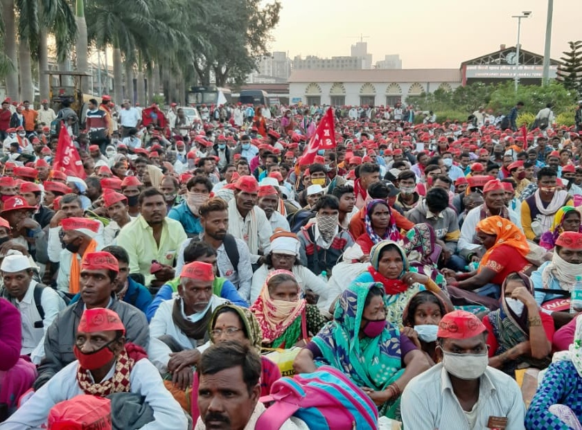 Spontaneous welcome of agitating farmers from Kalyan Fata, Thane city and Mumbai city |  आंदोलक शेतकऱ्यांचे कल्याण फाटा, ठाणे शहर व मुंबई शहरात जनतेकडून उत्स्फूर्त स्वागत