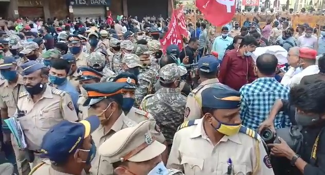 Police barricaded the farmers near the metro junction, Nangre Patil rushed to convince the crowd | मेट्रो जंक्शनकडे पोलिसांनी शेतकऱ्यांना अडवले, नांगरे पाटील जमावाची समजूत काढण्यासाठी सरसावले 
