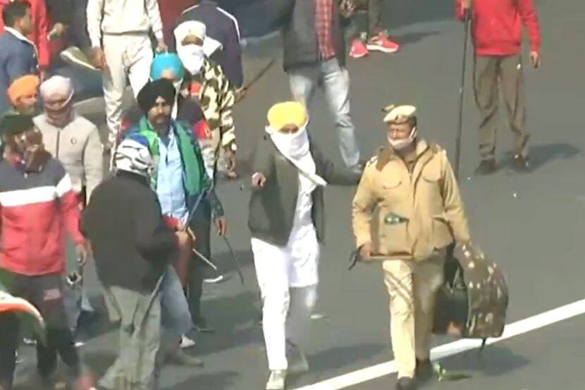 Video: 'That' old man safely took the police out of the crowd of violent farmers | Video : हिंसक शेतकऱ्यांच्या जमावातून 'त्या' वृद्धाने पोलिसाला सुखरूप काढले बाहेर