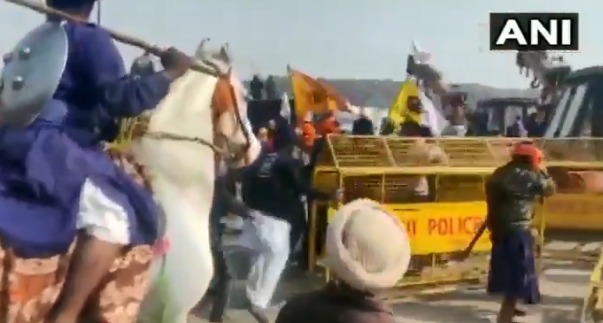 Video : Farmers' struggle erupts! Attempt by farmers to put a tractor on the body of the police | Video : शेतकऱ्यांचा संघर्ष पेटला! शेतकरी आंदोलकाकडून पोलिसांच्या अंगावर ट्रॅक्टर घालण्याचा प्रयत्न   