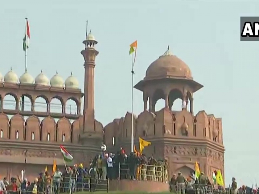Anti-farm laws protestors wave flags from ramparts of Red Fort in Delhi | लाल किल्ल्यावर आंदोलक शेतकऱ्यांचा कब्जा, फडकवला झेंडा