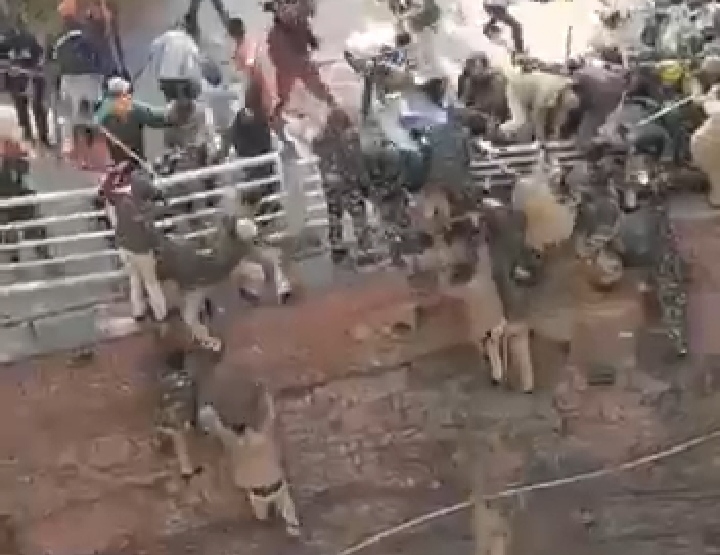 VIDEO: Violent protesters attack, police jump from Red Fort to save lives | VIDEO : हिंसक आंदोलकांचा हल्ला, जीव वाचवण्यासाठी पोलिसांनी लाल किल्ल्लावरून मारल्या उड्या