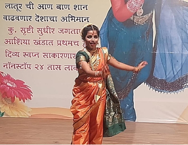 Starting from 22 consecutive hours, the dance of latur's shrushti jagatap moves towards the Asia world record | सृष्टीच्या लावणीने सारे घायाळ;सलग २४ तास नृत्य करून केला एशिया वर्ल्ड रेकॉर्ड