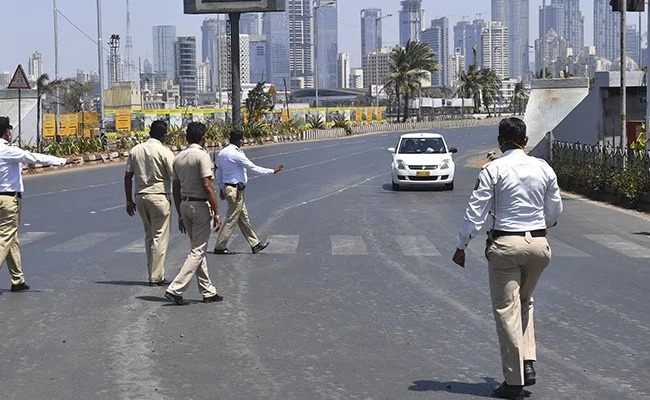 27,000 Mumbaikars break Corona ban Police reported the crime | 27 हजार मुंबईकरांनी कोरोनाचे प्रतिबंधात्मक नियम तोडले़ ; पोलिसांनी गुन्हे नोंदवले