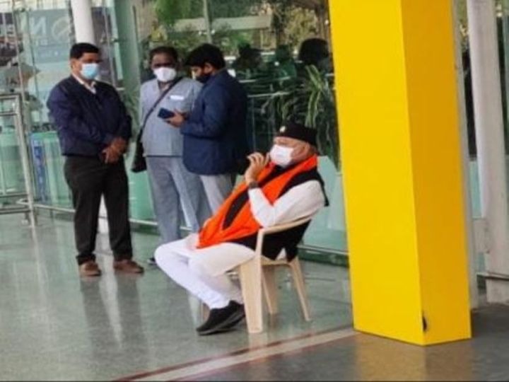 lucknow amausi airport ke bahar dharne par baithe prahlad modi | योगींच्या राज्यात पंतप्रधान मोदींचे भाऊ लखनऊ विमानतळावरच बसले आंदोलनाला, दिली धमकी