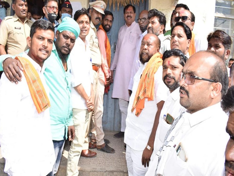 BJP protesters lock MSEDCL office at kalamnuri | महावितरण कार्यालयाला भाजप आंदोलकांनी ठोकले कुलूप