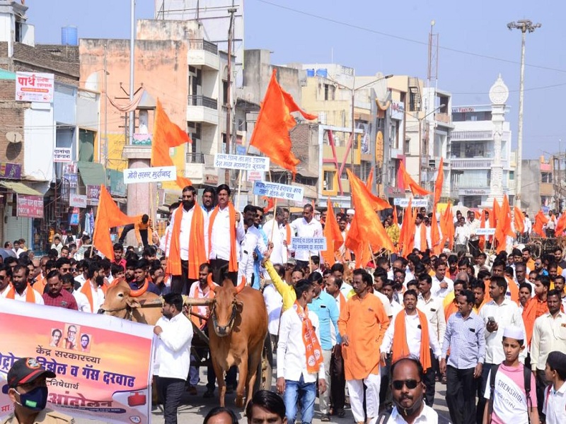 Shiv Sena's bullock cart march in Hingoli against fuel price hike | इंधन दरवाढीविरोधात हिंगोलीत शिवसेनेचा बैलगाडी मोर्चा