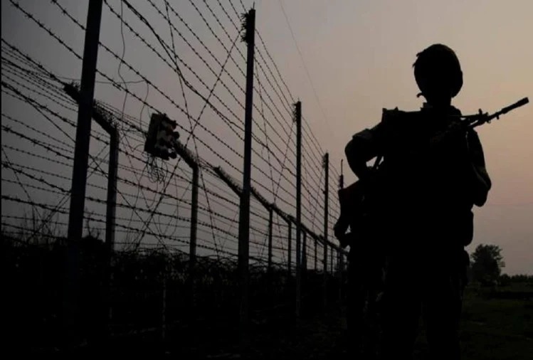 Pakistani citizens handcuffed in Punjab; Was patrolling the international border | पाकिस्तानी नागरिकास पंजाबमध्ये ठोकल्या बेड्या; आंतरराष्ट्रीय सीमेवर करत होता टेहळणी 
