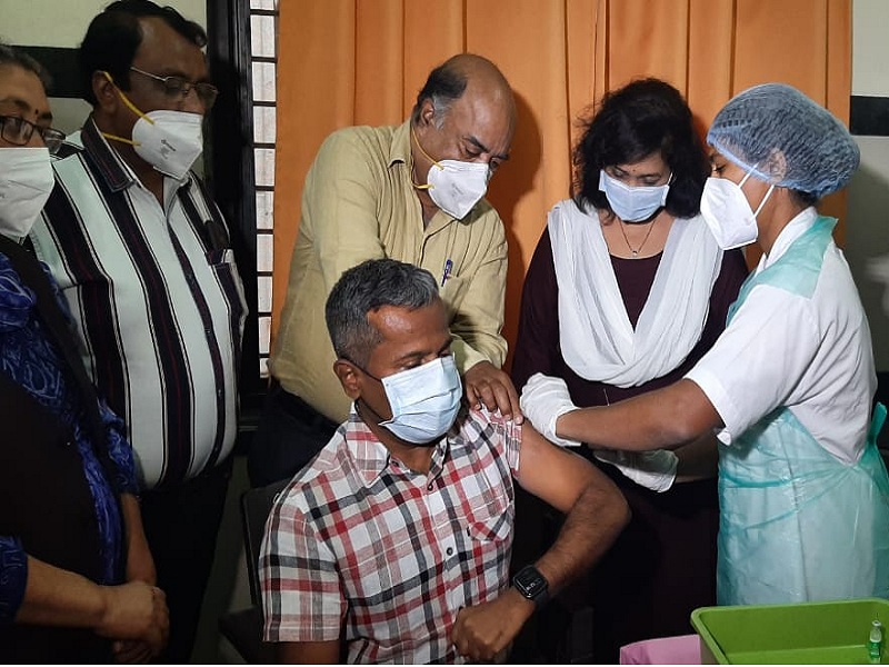 Divisional Commissioner Sunil Kendrakar administered the corona vaccine | विभागीय आयुक्त सुनील केंद्रेकर यांनी घेतली कोरोना लस
