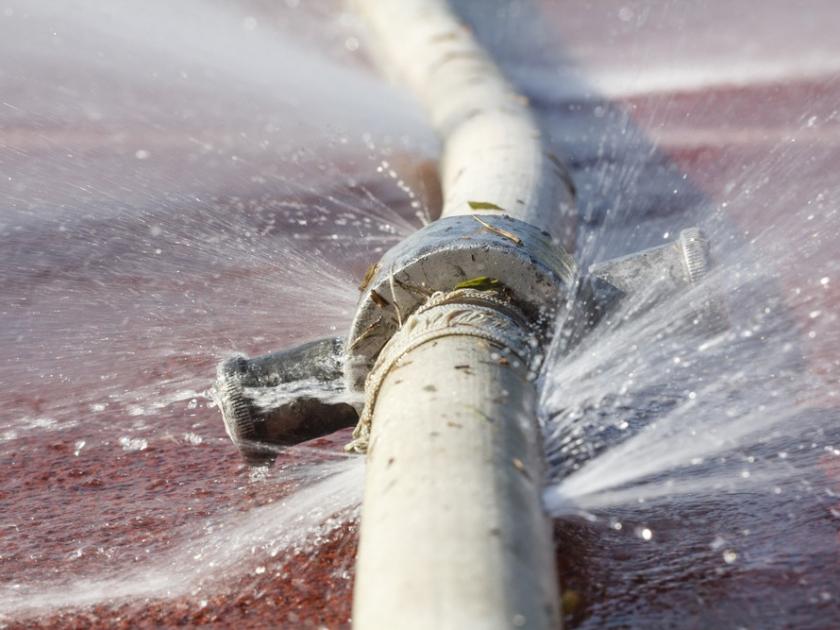 Water pipeline bursts at Yerawada Sadalbaba Chowk | येरवडा सादलबाबा चौकात  फुटली जलवाहिनी