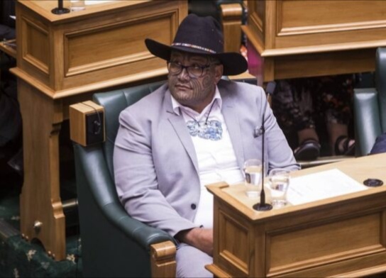 new zealand maori leader rawiri waititi ejected from parliament for not wearing necktie | बापरे! टाय न घातल्यामुळे खासदाराला संसदेतून काढलं बाहेर