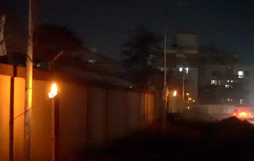 Citizens of Baner give a genuine Puneri blow to Smart City, protest against mismanagement by lighting torches | ...म्हणून बाणेरमधील नागरिकांनी विजेच्या खांबांवर पेटवल्या मशाली