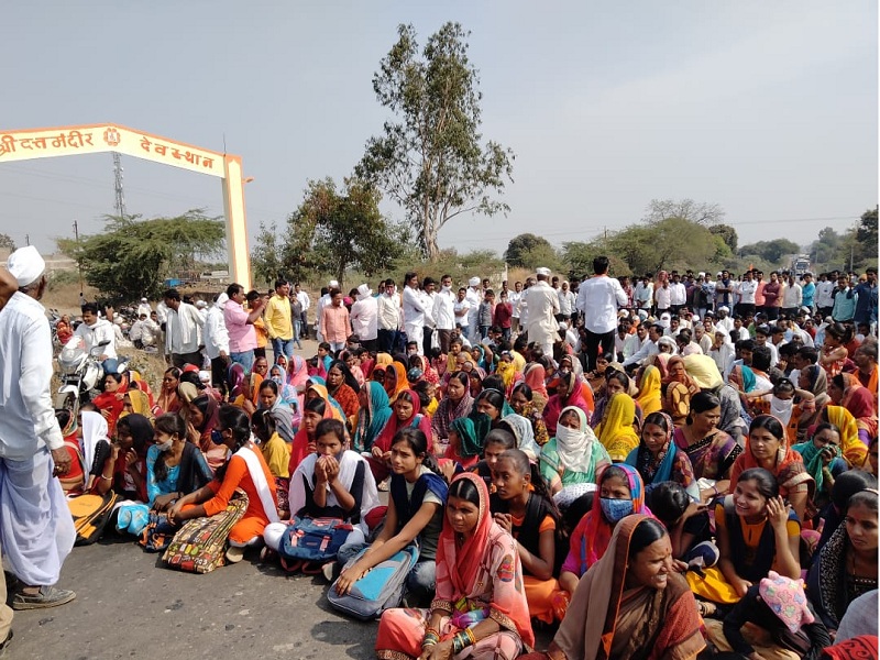 'Eliminate ash pollution and save Wadgaonkar'; The villagers staged a Rastaroko agitation in Parli | 'राखेचे प्रदूषण हटाव व वडगावकर बचाव'; परळीत ग्रामस्थांनी केले रास्तारोको आंदोलन