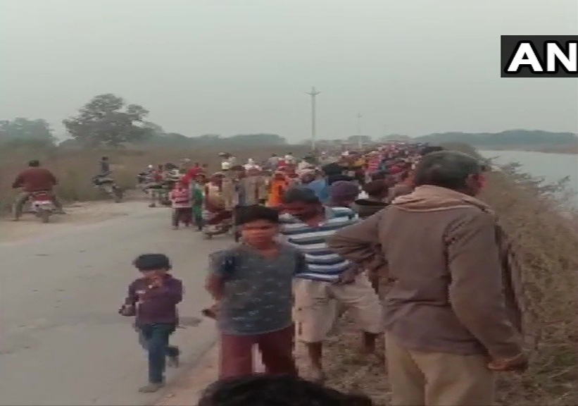 bus carrying 54 passengers, fell into canal in Sidhi 7 people rescued in Madhya Pradesh | भीषण अपघात! 54 प्रवाशांनी भरलेली बस खोल कालव्यात कोसळली; 18 जणांचा मृत्यू, अनेक जण बेपत्ता