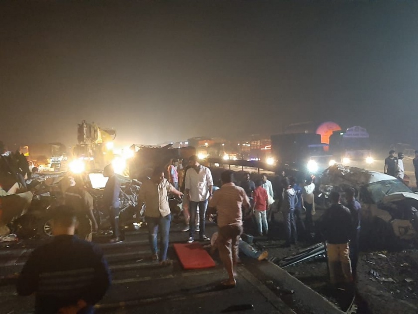 Five vehicles collide on Mumbai-Pune expressway; 5 killed, 5 injured | मुंबई-पुणे द्रुतगती महामार्गावर पाच वाहनांचा भीषण अपघात; ५ ठार, ५ जखमी