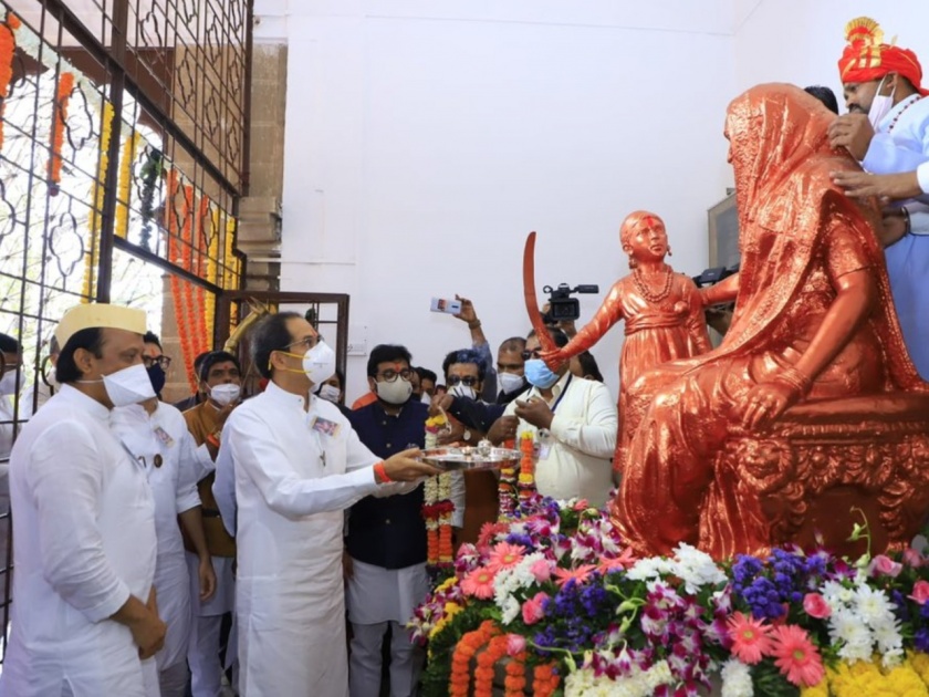 Chhatrapati Shivaji Maharaj Jayanti 2021 CM Uddhav Thackeray pays truibte to Shivaji Maharaj | Chhatrapati Shivaji Maharaj Jayanti 2021 : "ह्रदयात अखंड शिवरायांचे स्थान, कोरोनाच्या लढाईत मास्क हीच आपली ढाल"