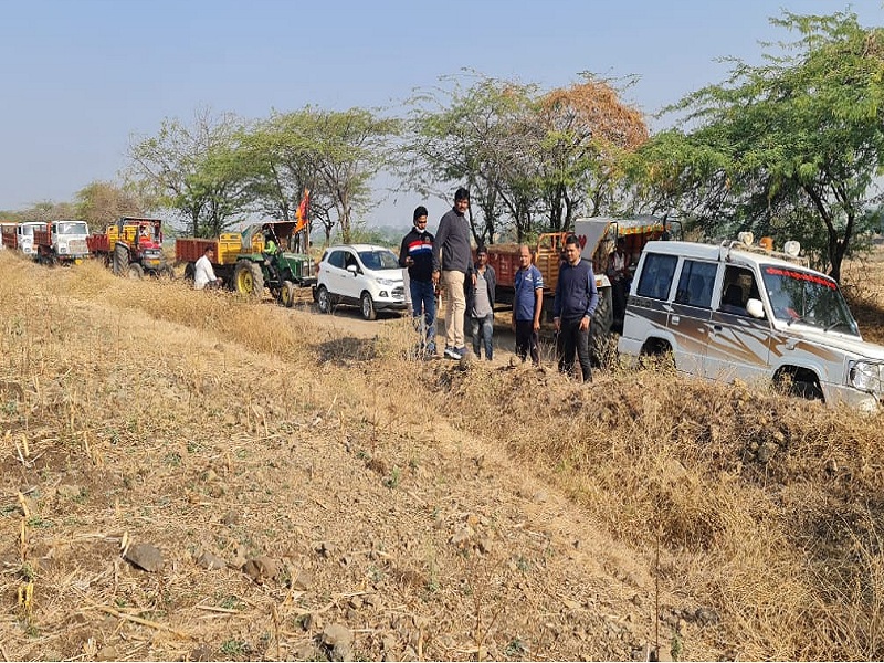 Early morning action on unauthorized sand subsidence in Latur; 11 vehicles seized | लातूरमध्ये अनधिकृत वाळू उपशावर महसूलची पहाटे कारवाई; ११ वाहने जप्त