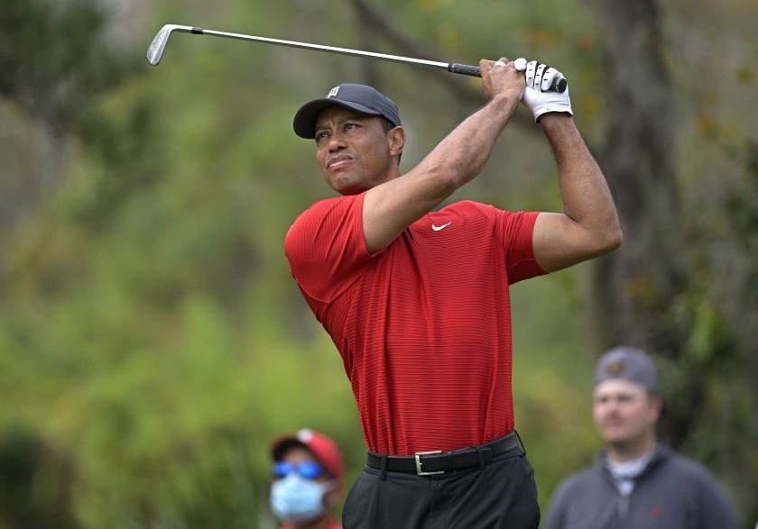 Golfer Tiger Woods seriously injured in a car accident | प्रख्यात गोल्फपटू टायगर वुड्सच्या कारला भीषण अपघात