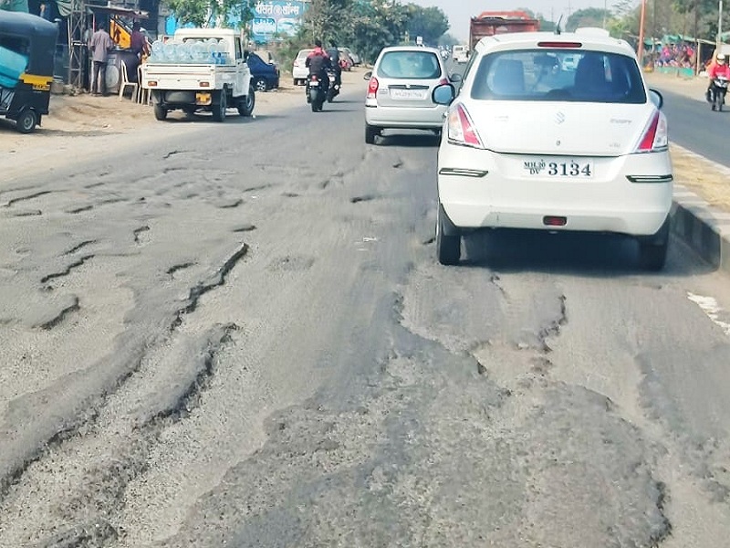 When will the rangoli of the pits be filled? Avoid repairing the road from Cambridge Chowk to Chikalthana | खड्ड्यांची रांगोळी कधी बुजवणार ? केम्ब्रिज चौक ते चिकलठाणा रस्त्याच्या दुरुस्तीस टाळाटाळ