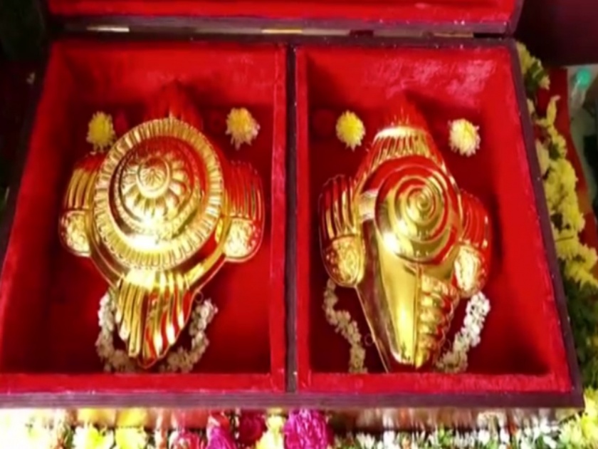 Devotee in tamil nadu donated golden sankha and chakra worth rs 2 crores to balaji temple in tirumala | Devotee donated golden sankha and chakra : अरे व्वा! इच्छा पूर्ण झाली म्हणून भक्तानं बालाजी मंदिरात चढवला २ कोटींची सोन्याचा शंख अन् चक्र