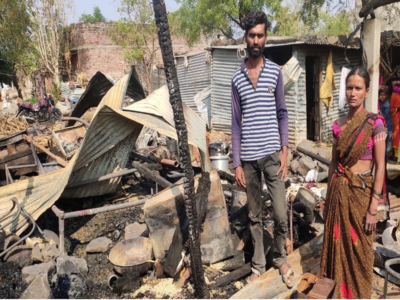 Three brothers' houses burnt down in gas cylinder explosion | गॅस सिलेंडरच्या स्फोटात तिघा भावांची घरे जळून खाक