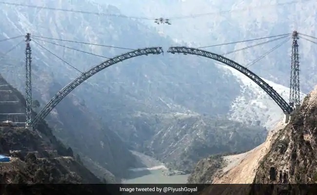 Features 35 meters higher than the Eiffel Tower, The world's tallest railway bridge was built in Kashmir | आयफेल टॉवरपेक्षा ३५ मीटर उंच, जगातील सर्वात उंच रेल्वे ब्रिज काश्मीरमध्ये बांधून तयार, अशी आहेत वैशिष्ट्ये