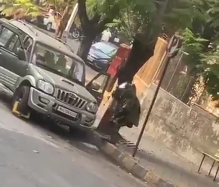 Scorpio car in front of Mukesh Ambani's bungalow; Suspicion of assassination due to being explosive | Video : मुंबईत खळबळ! मुकेश अंबानींच्या बंगल्यासमोर सापडली जिलेटीनने भरलेली कार 