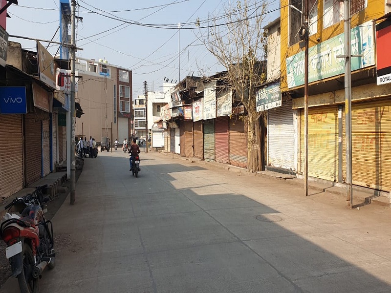 Strict closure of traders in Hingoli against GST | हिंगोलीत जीएसटी विरोधात व्यापाऱ्यांचा कडकडीत बंद
