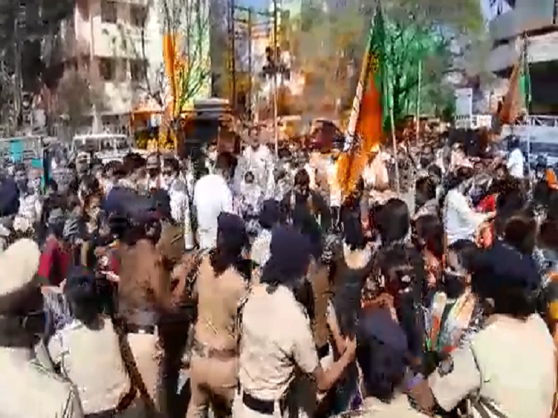 Sanjay Rathore resigns; BJP Mahila Morcha's aggressive agitation on Jalna Road, Rastaroko's attempt | संजय राठोड राजीनामा द्या; भाजपा महिला मोर्चाचे जालना रोडवर आक्रमक आंदोलन, रास्तारोकोचा प्रयत्न 
