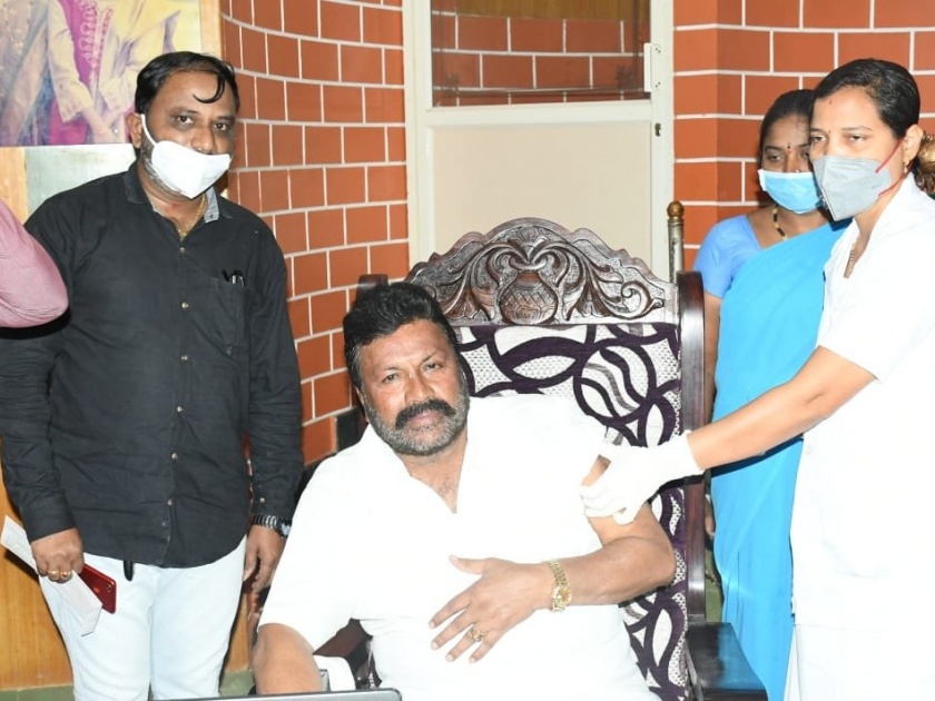 minister in karnataka BC Patil gets controversy over vaccination of covid 19 at home | ...अन् भाजपा मंत्र्याने घरीच घेतली कोरोना लस; यात काय चुकीचं आहे? म्हणत केला अजब खुलासा 