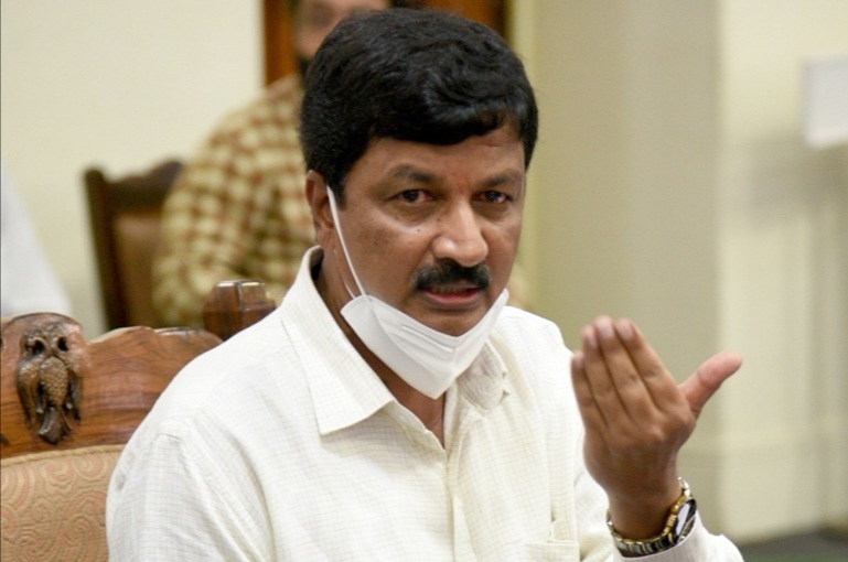 Karnataka Minister Ramesh Jarkiholi tenders resignation from his post in a sex tape case | Karnataka Sex CD Scandal : आक्षेपार्ह सीडी प्रकरण भाजपाच्या मंत्र्याला भोवलं; रमेश जारकीहोळी यांचा राजीनामा