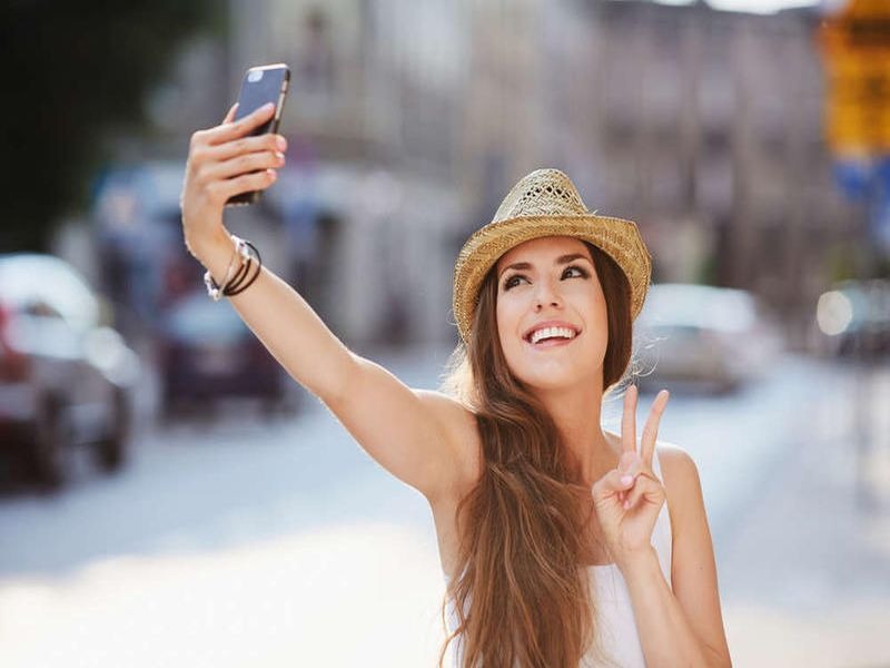 upload your selfie on social media samsung phone will be available in return gift | लय भारी! सोशल मीडियावर Selfie अपलोड करा आणि रिटर्न गिफ्टमध्ये स्मार्टफोन मिळवा; जाणून घ्या भन्नाट ऑफर