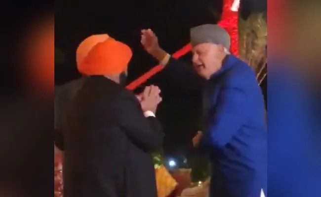 Farooq Abdullah's dance to the song 'Aaj Kal Tere Mere Pyaar Ke Charche', VIDEO goes viral | ‘आज कल तेरे मेरे प्यार के चर्चे…’ गाण्यावर फारुख अब्दुल्लांचा भन्नाट डान्स, VIDEO होतोय व्हायरल