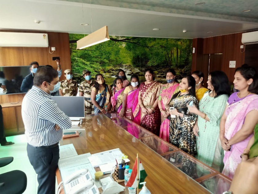 BJP corporators sit in the Commissioner's office on Women's Day | महिला दिनी आयुक्तांच्या दालनात भाजप नगरसेविकांचा ठिय्या