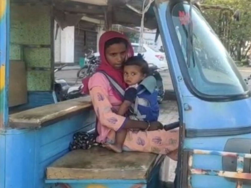 woman auto driver drives by tying baby on stomach in chhattisgarh people in all praise for her fighter spirit | कर्तव्यनिष्ठेला सलाम! ... म्हणून चिमुकल्याला कुशीत घेऊन आई करतेय रिक्षाचालकाचं काम; 'ती'च्या संघर्षाची कहाणी 