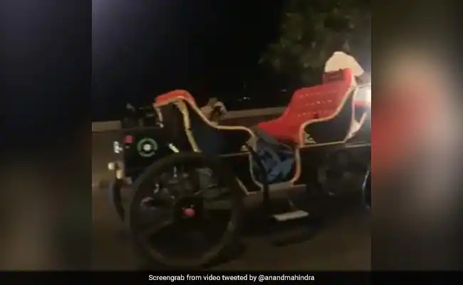 A buggy was running without a horse on the road, Anand Mahindra gave it a special name while sharing the video | रस्त्यावर घोड्याविना धावत होती बग्गी, आनंद महिंद्रांनी व्हिडीओ शेअर करत दिलं असं नाव