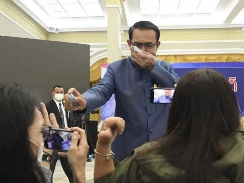 thailand prime minister prayut chan ocha spray sanitizer in press conference | Video - ...अन् 'त्या' प्रश्नावर थायलंडचे पंतप्रधान प्रचंड चिडले; पत्रकारांवर थेट सॅनिटायझर फवारले