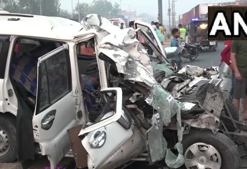 9 people die after SUV collides with tractor-trolley in Uttar Pradesh's Agra district | उत्तर प्रदेशमध्ये भीषण अपघात; 9 जणांचा मृत्यू, अनेक जण गंभीर जखमी