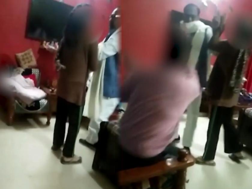 viral video of bjp leader bating woman and her daughter with hockey in faridabad | भाजपा नेत्याची दादागिरी! महिला अन् तिच्या मुलीला हॉकी स्टिकने केली बेदम मारहाण, Video व्हायरल