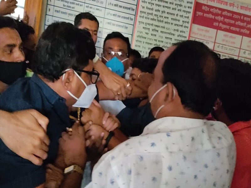 'Register as Jirayati'; Broker registrar beaten to death in Majalgaon, video goes viral | 'बागायतीची रजिस्ट्री जिरायतीत करा'; दबाव टाकत दलालाची रजिस्ट्रारला मारहाण, व्हिडिओ व्हायरल