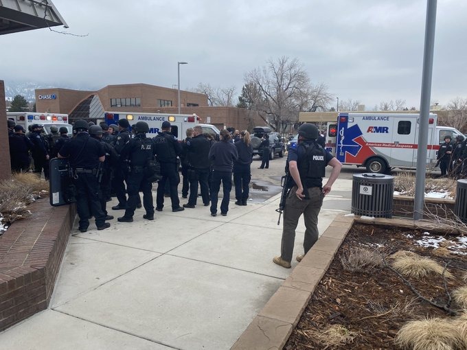 usa colorado supermarket firing police officer multiple people killed | Colorado Firing : अमेरिकेतील सुपरमार्केटमध्ये अंदाधुंद गोळीबार; एका पोलिसासह 10 जणांचा मृत्यू