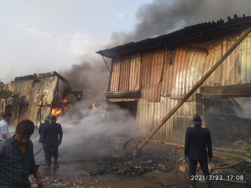 Fire: Massive fire at scrap gowdowns in Bhiwandi; Burn seven godowns | Fire : भिवंडीत भंगार गोदामांना भीषण आग; सात गोदामे जळून खाक 