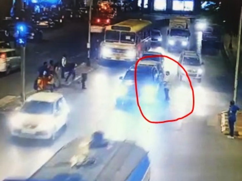 Mansukh Hiren was seen driving through a confiscated Mercedes; Scene capture on CCTV at CSMT Road | Video : मनसुख हिरेन एका जप्त केलेल्या मर्सिडीजमधून जाताना दिसले; सीएसएमटीच्या रस्त्यावरील सीसीटीव्हीत दृश्य कैद 