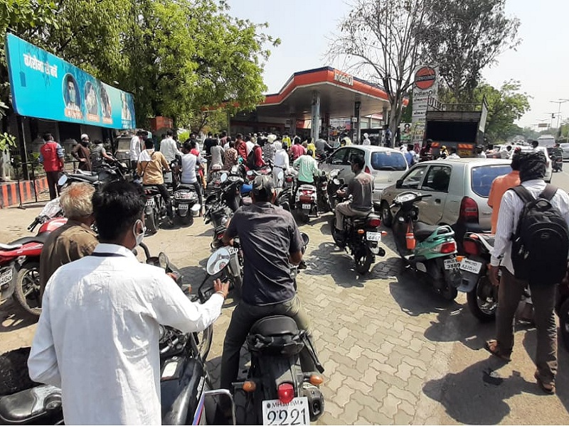 'No iCard, No Petrol'; Crowds of citizens at petrol pumps even in strict lockdown | 'नो आयकार्ड, नो पेट्रोल'; कडक लॉकडाऊनमध्येही नागरिकांची पेट्रोल पंपावर गर्दी